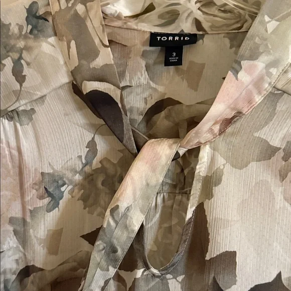 Torrid Green Floral Tie-Neck Blouse - Picture 3 of 5